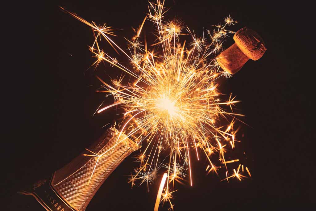 célébration du nouvel an ouvrir le champagne_Popping champagne for New Year celebration