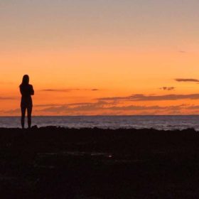 femme seule qui regarde un coucher de soleil_solo woman watching a sunset