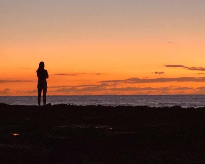 femme seule qui regarde un coucher de soleil_solo woman watching a sunset